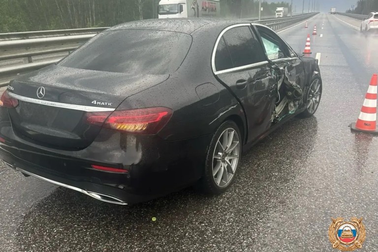 На М-11 в Тверской области водитель большегруза спровоцировал ДТП с Mercedes