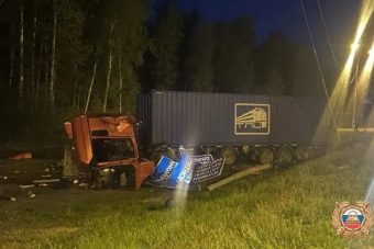 На М-10 в Тверской области столкнулись и вылетели в кювет две фуры На М-10 в Тверской области столкнулись и вылетели в кювет две фуры