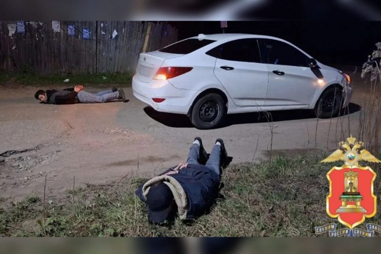 В Калининском округе полицейские задержали двух мужчин с мефедроном