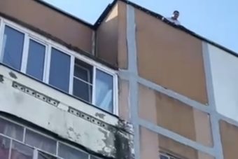 Обломки БПЛА вновь упали на крышу многоквартирного дома в Тверской области Обломки БПЛА вновь упали на крышу многоквартирного дома в Тверской области