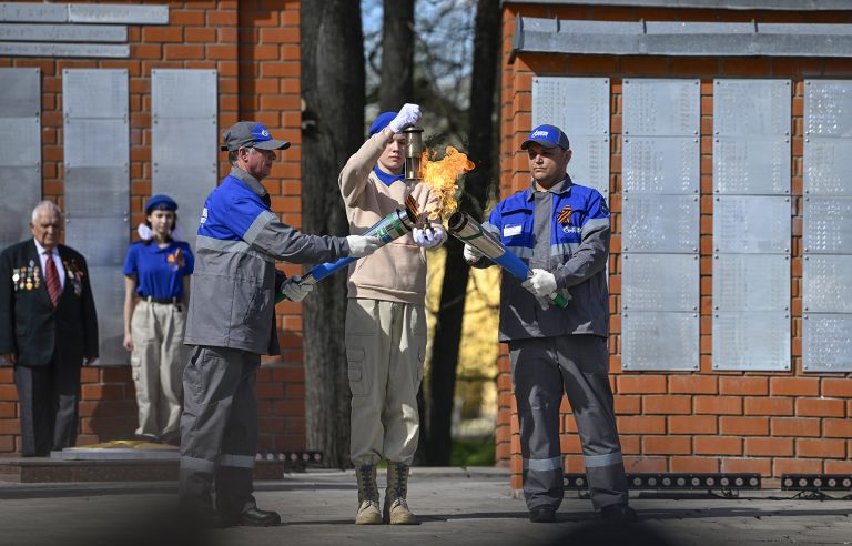 Дмитрий Медведев и Виталий Королев зажгли Вечный огонь в Тверской области