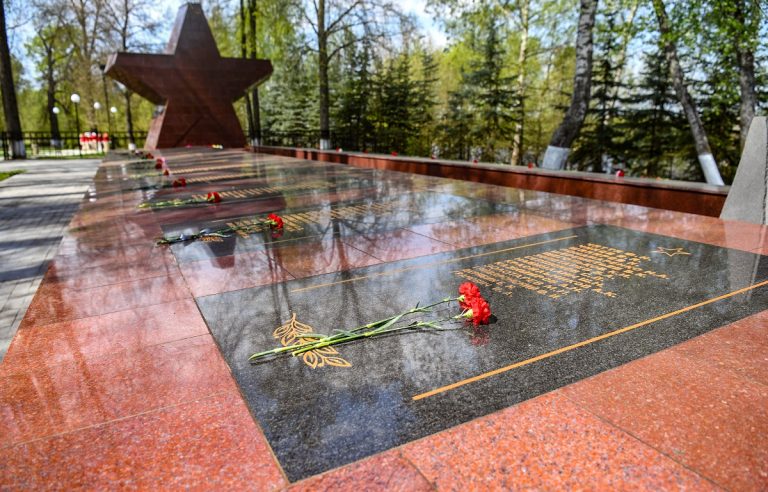 Виталий Королев посадил первое дерево в Тверской области