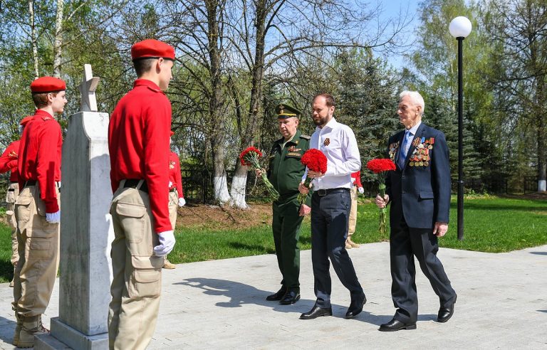 Виталий Королев посадил первое дерево в Тверской области