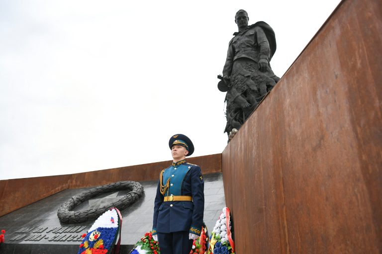 Виталий Королев на Ржевском мемориале Советскому солдату вместе с ветеранами, молодежью, жителями Тверской области почтил память освободителей