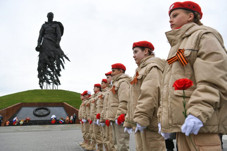 Виталий Королев на Ржевском мемориале Советскому солдату вместе с ветеранами, молодежью, жителями Тверской области почтил память освободителей