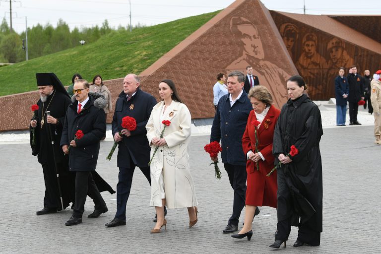 Виталий Королев на Ржевском мемориале Советскому солдату вместе с ветеранами, молодежью, жителями Тверской области почтил память освободителей