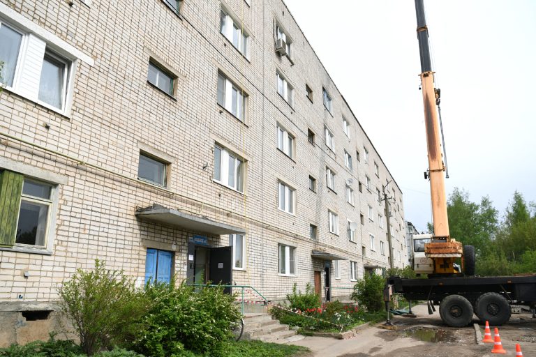 Виталий Королев в Ржеве проверил ход восстановительных работ в доме, пострадавшем в результате атаки БПЛА