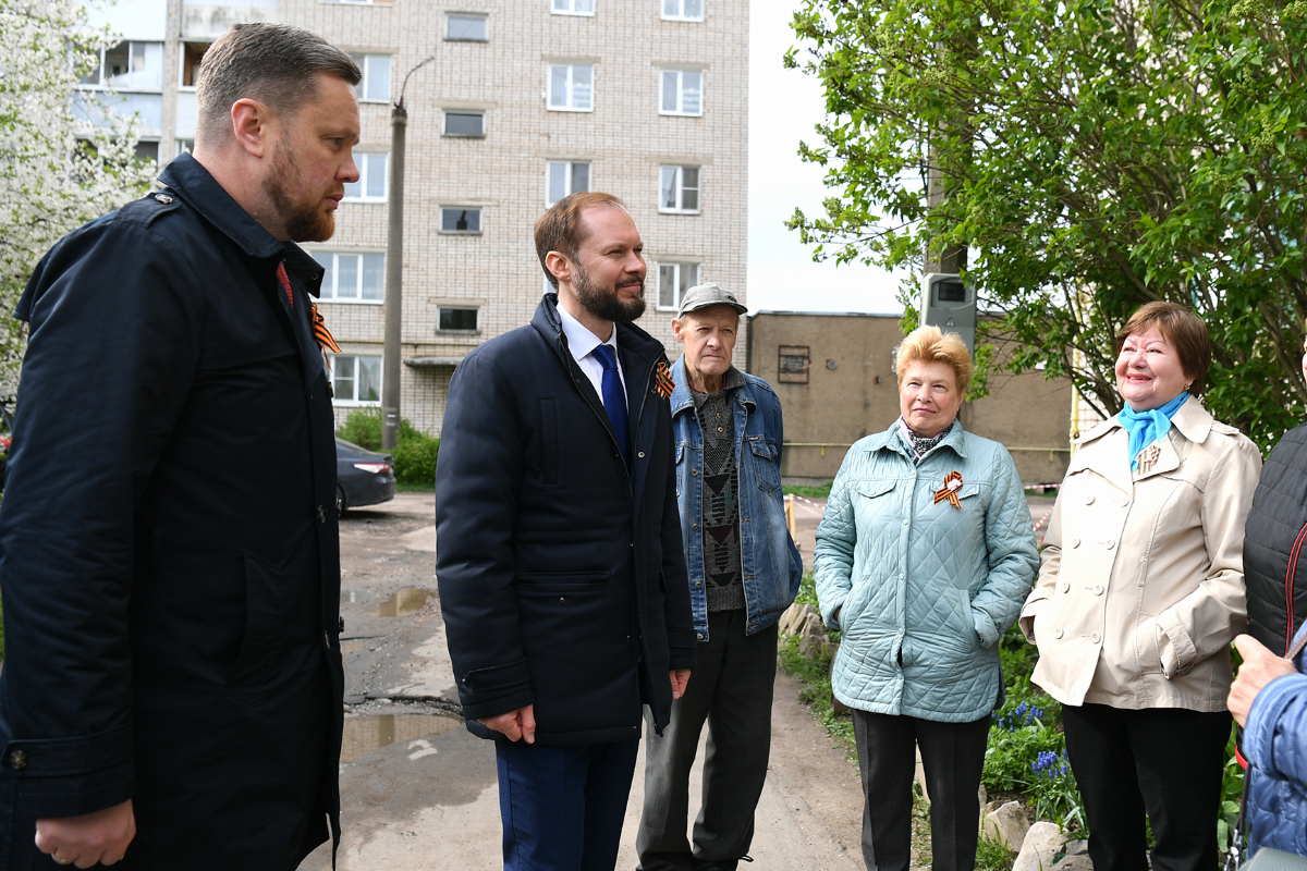 Виталий Королев в Ржеве проверил ход восстановительных работ в доме, пострадавшем в результате атаки БПЛА