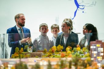 Виталий Королев вместе со школьниками осмотрел открывшийся макет Волги с уникальной гидросистемой