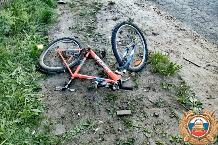 В Твери подросток-велосипедист не смотрел на дорогу и получил тяжёлые травмы