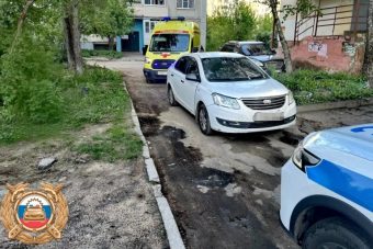 Сдавая назад, легковушка сбила женщину в Твери