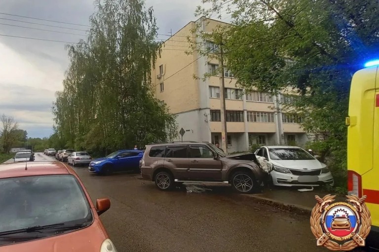 Неосторожный выезд на перекресток спровоцировал ДТП в Твери