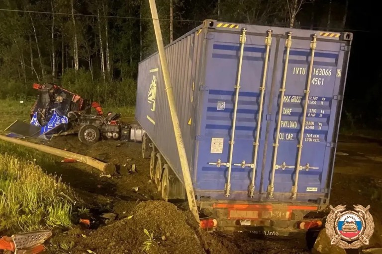 На М-10 в Тверской области столкнулись и вылетели в кювет две фуры