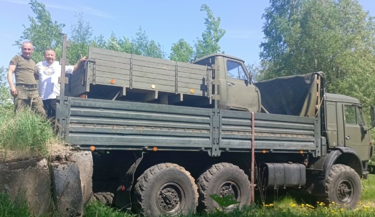 Два УАЗа, две Нивы и автобус отправили из Тверской области в зону СВО