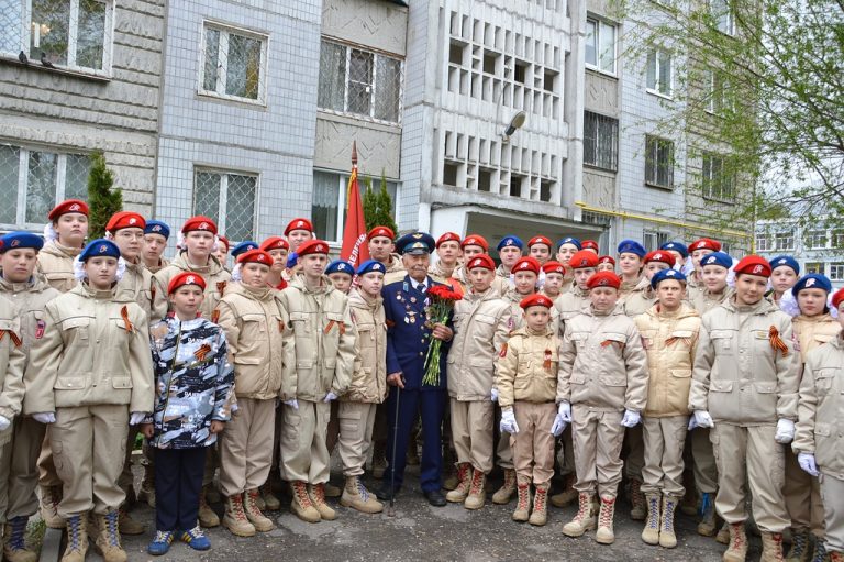 В Твери под окнами ветеранов прошли мини-парады