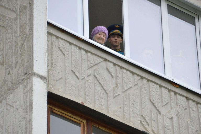 В Твери под окнами ветеранов прошли мини-парады