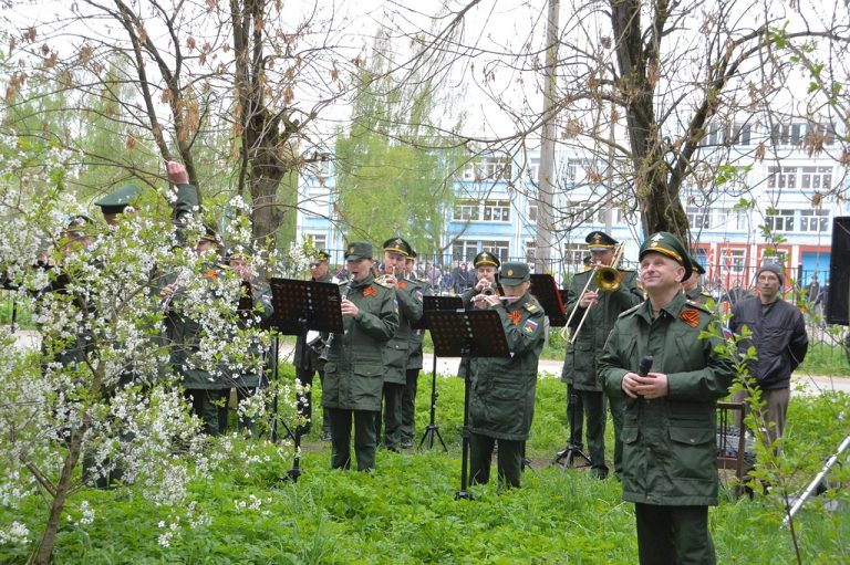 В Твери под окнами ветеранов прошли мини-парады