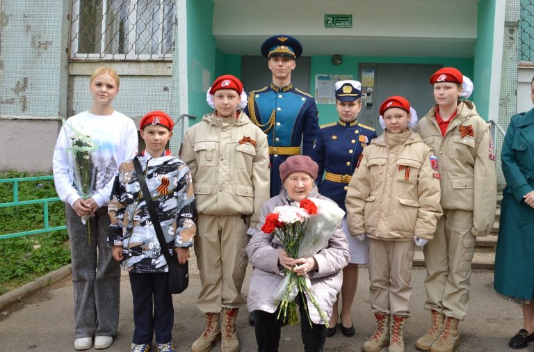 В Твери под окнами ветеранов прошли мини-парады