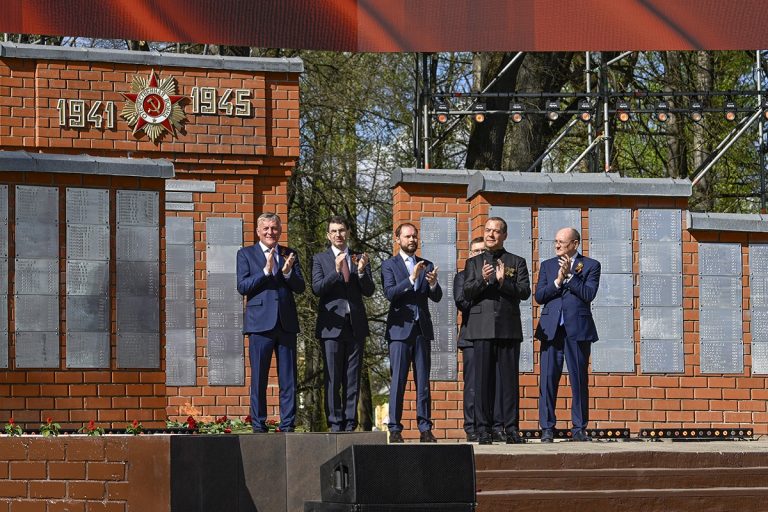 Дмитрий Медведев и Виталий Королев зажгли Вечный огонь в Тверской области