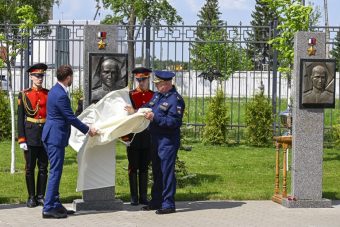 Виталий Королев открыл стелы в честь подвига Героев России, выпускников Тверского суворовского училища Виталий Королев открыл стелы в честь подвига Героев России, выпускников Тверского суворовского училища