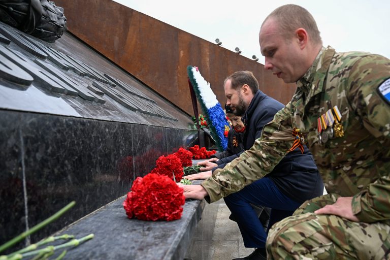 Виталий Королев на Ржевском мемориале Советскому солдату вместе с ветеранами, молодежью, жителями Тверской области почтил память освободителей
