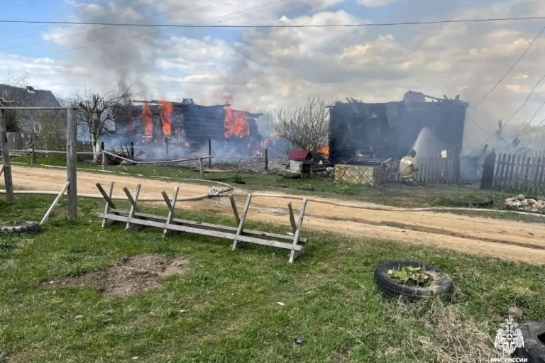 В Тверской области полыхали два дома