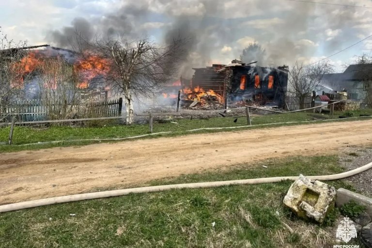 В Тверской области полыхали два дома
