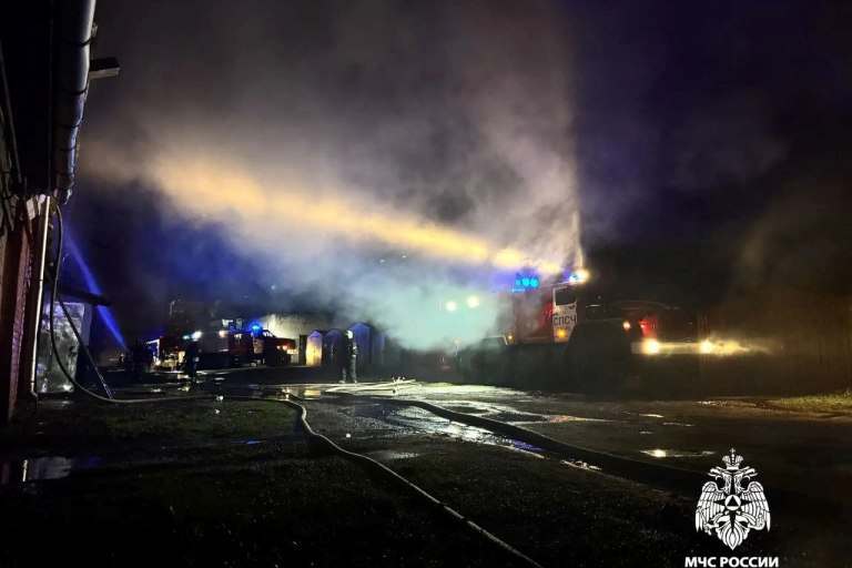 Ночью в Пролетарском районе Твери полыхали гаражи