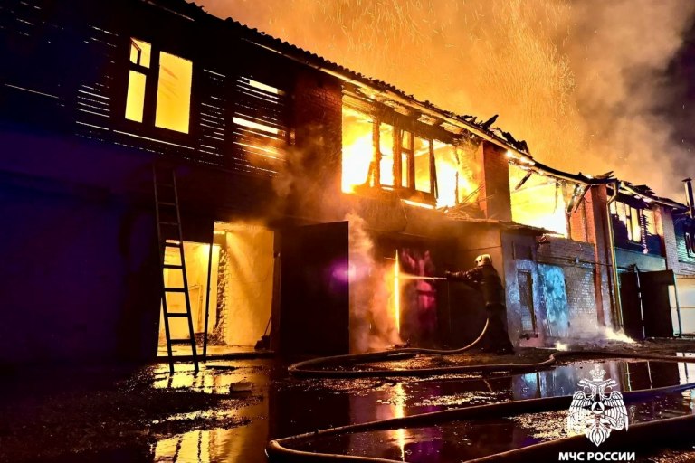 Ночью в Пролетарском районе Твери полыхали гаражи