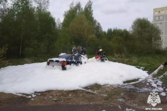 При тушении автомобиля в Тверской области пожарные утопили его в пене При тушении автомобиля в Тверской области пожарные утопили его в пене