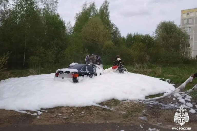 При тушении автомобиля в Тверской области пожарные утопили его в пене