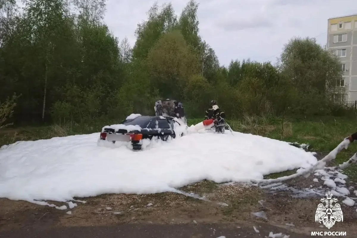 При тушении автомобиля в Тверской области пожарные утопили его в пене