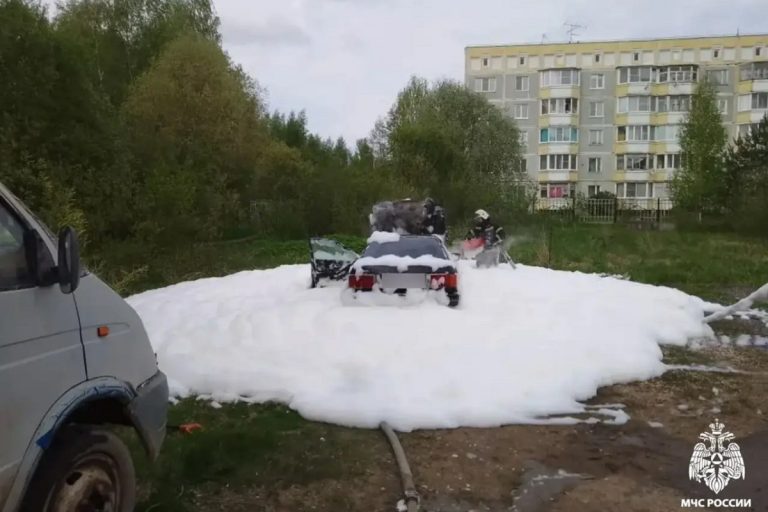 При тушении автомобиля в Тверской области пожарные утопили его в пене