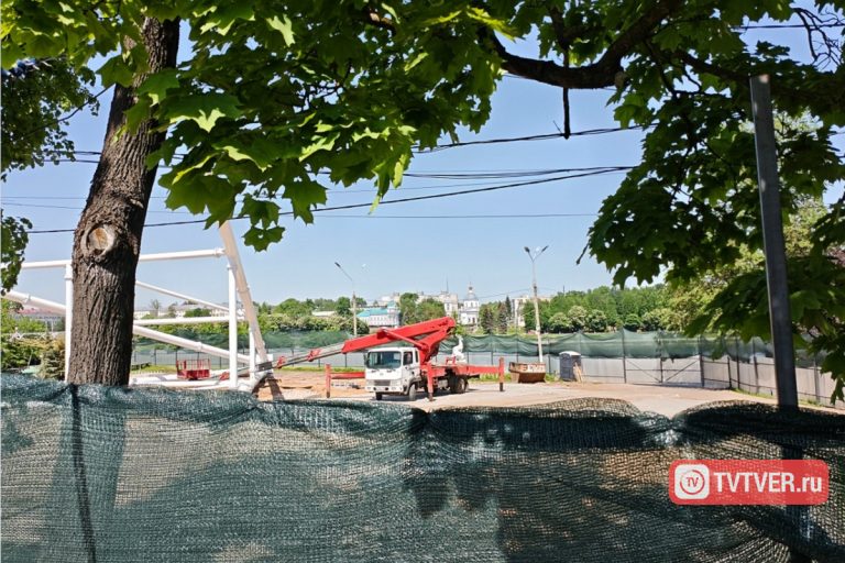 В Твери начали устанавливать 49-метровое колесо обозрения