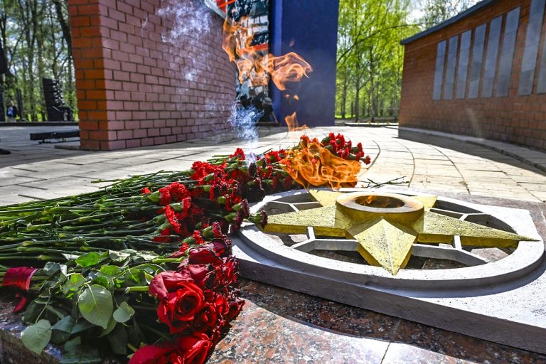 Дмитрий Медведев и Виталий Королев зажгли Вечный огонь в Тверской области
