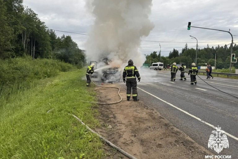 На М-9 в Тверской области на ходу загорелась фура