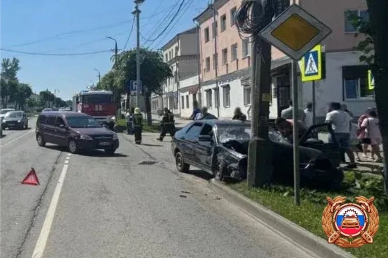 Неосторожное перестроение привело к ДТП с двумя пострадавшими в Тверской области