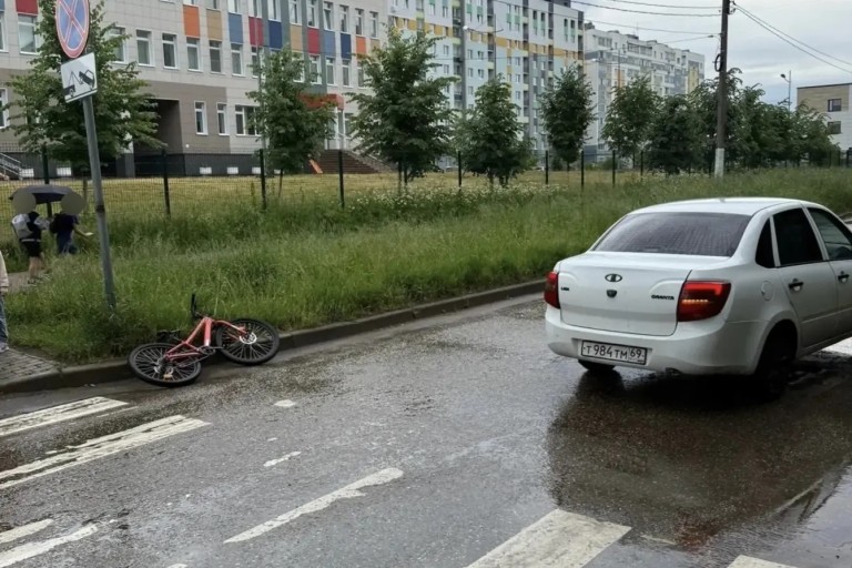 На пешеходном переходе в Твери сбили 7-летнего велосипедиста