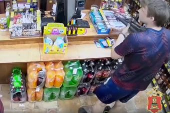 Пьяный житель Твери пришел разбираться в магазин, вооружившись винтовкой