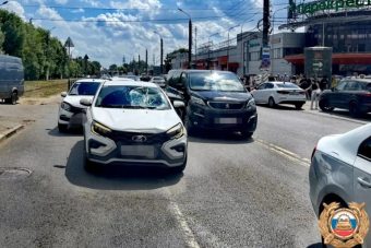 Пешеход спровоцировал столкновение автомобилей в Твери и оказался в БСМП