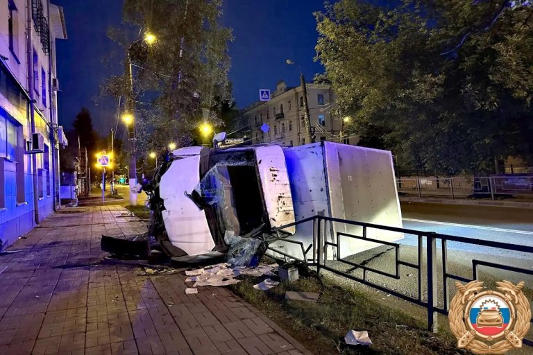 В Твери ГАЗель протаранила пешеходное ограждение и перевернулась