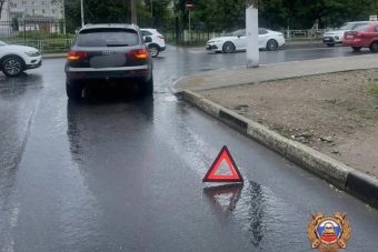 В Твери женщина попала под колеса автомобиля В Твери женщина попала под колеса автомобиля