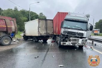 В массовом ДТП с грузовиками на М-10 под Тверью погиб мужчина