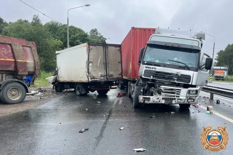 В массовом ДТП с грузовиками на М-10 под Тверью погиб мужчина