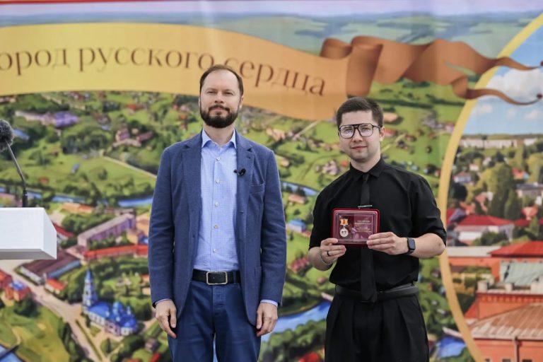 Виталий Королев на Дне Кашина вручил награды отличившимся волонтёрам