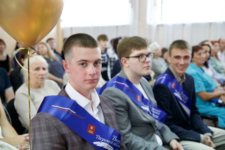 В Твери со школой прощаются 2460 выпускников