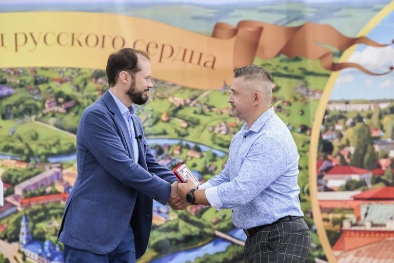 Виталий Королев на Дне Кашина вручил награды отличившимся волонтёрам