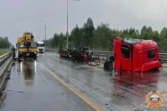 В тройном ДТП на М-11 под Тверью большегруз остался без кабины В тройном ДТП на М-11 под Тверью большегруз остался без кабины