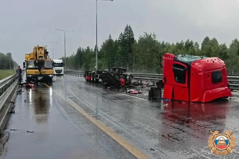 В тройном ДТП на М-11 под Тверью большегруз остался без кабины