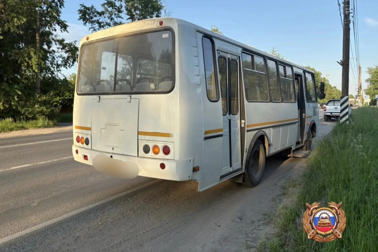 В Твери мужчина на самокате попал под колеса автобуса